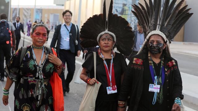 Varios participantes ayer en la cumbre del clima de Egipto