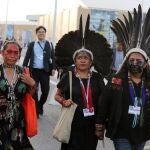 Varios participantes ayer en la cumbre del clima de Egipto
