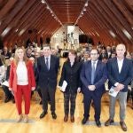 El consejero de Economía y Hacienda de la Junta, Carlos Fernández Carriedo; el director general de Solaria, Darío López Clemente; y la investigadora principal del Real Instituto Elcano, Lara Lázaro participan en una jornada sobre la energía solar fotovoltaica en Castilla y León
