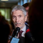 El ministro del Interior, Fernando Grande-Marlaska, atiende a los medios antes de comparecer a puerta cerrada en el Congreso de los Diputados, a 8 de noviembre de 2022, en Madrid (España)