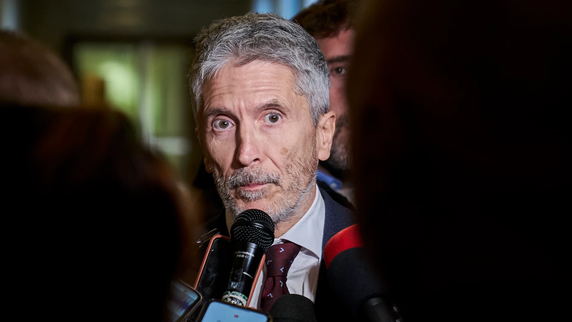 El ministro del Interior, Fernando Grande-Marlaska, atiende a los medios antes de comparecer a puerta cerrada en el Congreso de los Diputados, a 8 de noviembre de 2022, en Madrid (España)