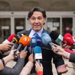 El actor Luis Lorenzo tras declarar en el Juzgado de Instrucción número 9 de Arganda del Rey junto a su pareja Arancha Suárez, investigados por la muerte de la tía de ella, este martes. EFE/ Borja Sánchez Trillo