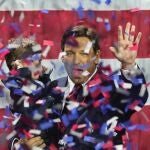 Ron DeSantis coge en brazos a su hijo Mason en la celebración de la noche electoral