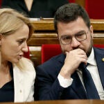 El presidente de la Generalitat, Pere Aragonès, junto a la consellera de Economía, Natàlia Mas, durante la sesión de control al Govern en el Parlament