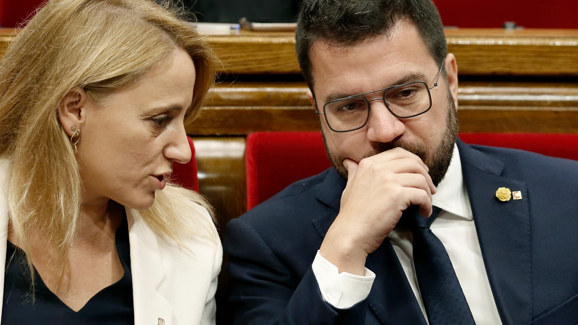 El presidente de la Generalitat, Pere Aragonès, junto a la consellera de Economía, Natàlia Mas, durante la sesión de control al Govern en el Parlament