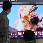 Los surcoreanos observan el enésimo lanzamiento de un misil desde Corea del Norte