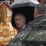 El rey británico Carlos III se despide del arzobispo de York, Stephen Cottrell, tras inaugurar una estatua de la difunta reina Isabel II en York,