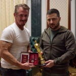 El actor Sean Penn (izda.) entrega un Oscar al presidente Ucraniano, Volodímir Zelenski (dcha.) y recibe una condecoración