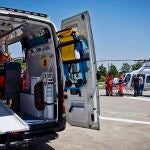 Imagen de archivo de una ambulancia y un helicóptero de emergencias