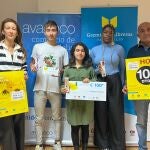 Los ganadores del concurso Claudia Reñones, Víctor Salgado y Merit Kelvin junto al presidente del Gremio de Libreros, Miguel Ángel Hernández, y la secretaria general de Avadeco, María Balsa