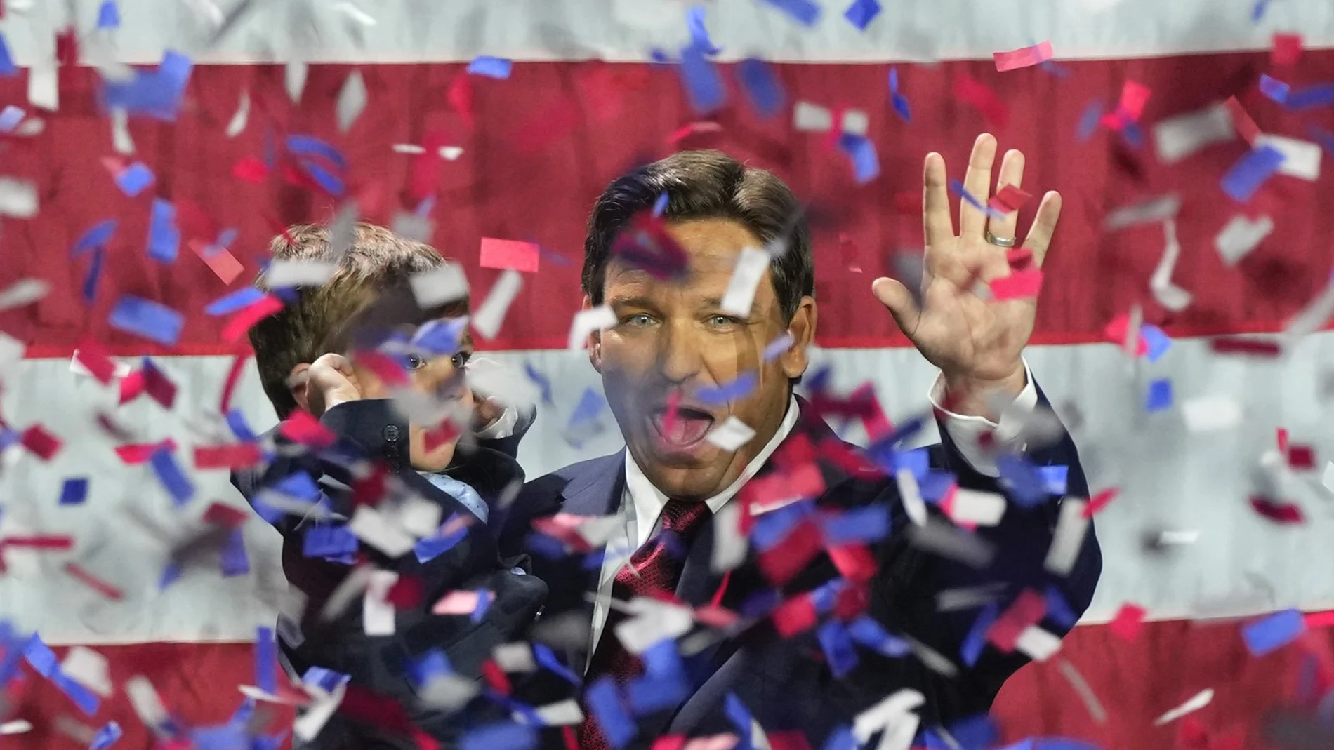 El gobernador de Florida Ron DeSantis coge en brazos a su hijo Mason mientras celebra su holgada victoria en Florida en noviembre