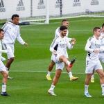 El centrocampista alemán del Real Madrid Toni Kroos (dcha, delante), el centrocampista Daniel Ceballos (i) y el defensa Nacho Fernández "Nacho" en el entrenaminento. El equipo blanco juega contra el Cádiz en LaLiga