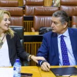 La consejera de Economía, Hacienda y Fondos Europeos, Carolina España, conversa con el consejero de la Presidencia, Interior, Diálogo Social y Simplificación Administrativa de la Junta de Andalucía, Antonio Sanz