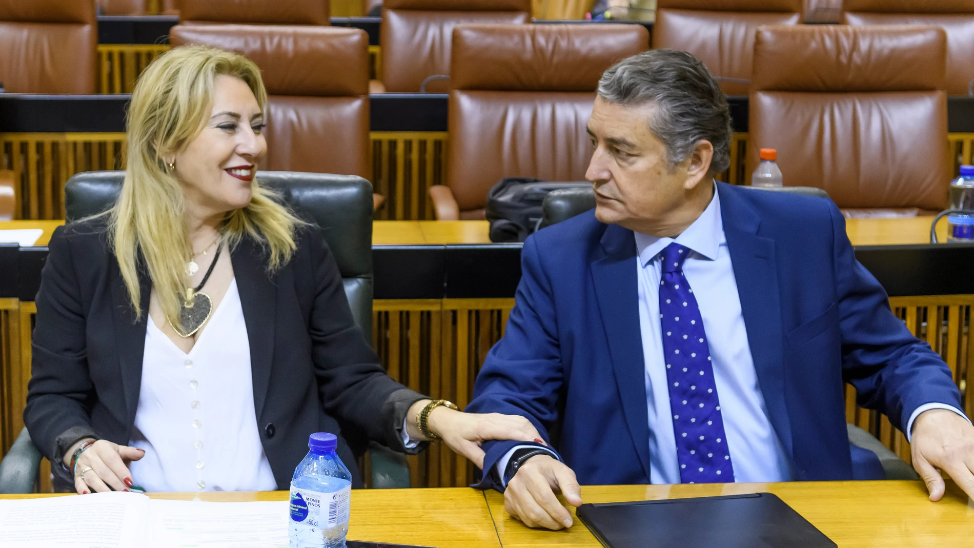 La consejera de Economía, Hacienda y Fondos Europeos, Carolina España, conversa con el consejero de la Presidencia, Interior, Diálogo Social y Simplificación Administrativa de la Junta de Andalucía, Antonio Sanz