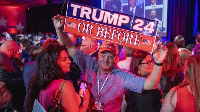 Simpatizantes republicanos celebran los resultados en el estado de Florida