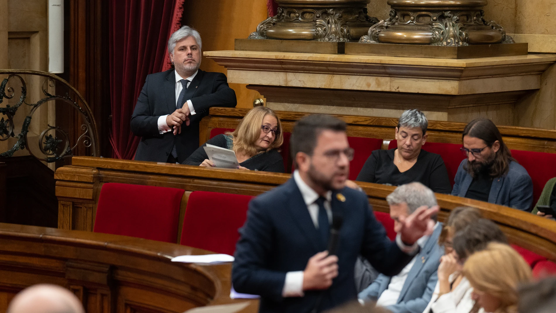 El líder de Junts en el Parlament, Albert Batet, mientras interviene el presidente de la Generalitat, Pere Aragonès, durante una sesión de control del Govern en el Pleno del Parlament