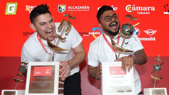 El cocinero Ariel Munguía (i), del establecimiento El Puntido del País Vasco, se ha proclamado hoy miércoles vencedor del XVIII Concurso Nacional de Pinchos y Tapas celebrado en Valladolid, posa junto al vencedor del VI Campeonato Mundial de Tapas, el representante de Emiratos Árabes, Lendl Pereira