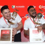 El cocinero Ariel Munguía (i), del establecimiento El Puntido del País Vasco, se ha proclamado hoy miércoles vencedor del XVIII Concurso Nacional de Pinchos y Tapas celebrado en Valladolid, posa junto al vencedor del VI Campeonato Mundial de Tapas, el representante de Emiratos Árabes, Lendl Pereira