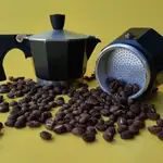 Cafetera con granos de café