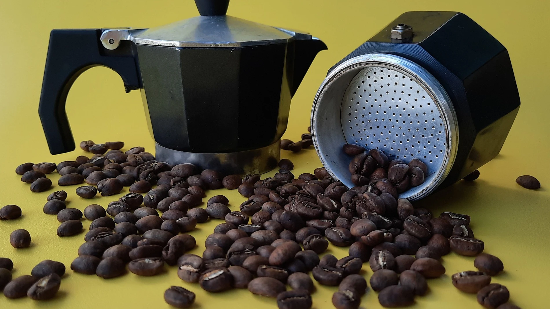 Cafetera con granos de café