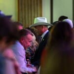 El candidato republicano en el estado de Arizona Mark Finchem durante la noche electoral