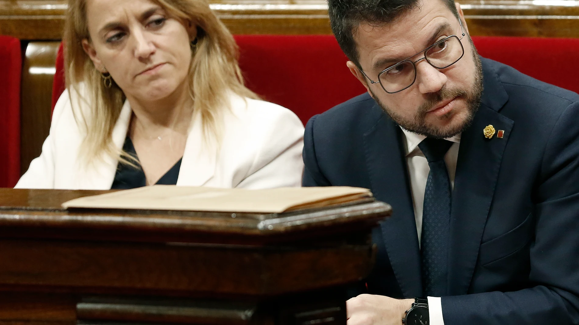 GRAFCAT2982. BARCELONA, 09/11/2022.- El presidente de la Generalitat, Pere Aragonès, junto a la consellera de Economía, Natália Mas, durante la sesión de control al Govern en el Parlament, con asuntos como los próximos presupuestos, el caso Pegasus o la ruptura entre ERC y JxCat sobre la mesa. EFE/Andreu Dalmau