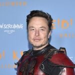 El millonario ha propuesto a sus seguidores otra controvertida decisión en Twitter. En la imagen, Musk en la fiesta de Halloween de Heidi Klum el pasado 31 de octubre. (Photo by Evan Agostini/Invision/AP, File)
