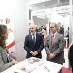 El consejero Mariano Veganzones recorre la feria de empleo y emprendimiento en Valladolid