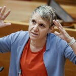 La portavoz de Compromís, Papi Robles, durante su intervención en la sesión de control de Les Corts Valencianes