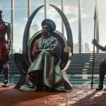 Angela Bassett, en el centro, en "Black Panther: Wakanda Forever" © 2022 MARVEL.