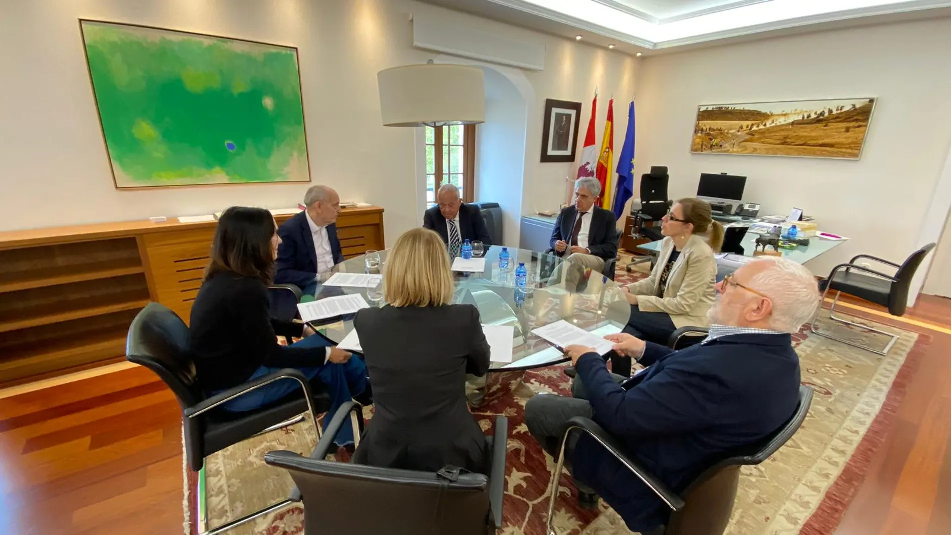 El consejero de Cultura, Turismo y Deporte, Gonzalo Santonja, se reúne con los representantes de la Fundación Jorge Guillén