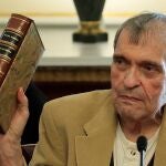 El poeta venezolano Rafael Cadenas ha sido galardonado con el Premio Cervantes 2022