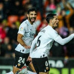 Guillamón celebra el segundo gol del Valencia al Betis en Mestalla