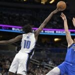 Doncic es taponado por Bol Bol