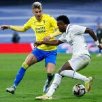 El delantero brasileño del Real Madrid, Vinicius Jr. (d), controla el balón ante el delantero del Cádiz, Iván Alejo, durante el encuentro correspondiente a la jornada 14 de primera división que disputan hoy jueves en el estadio Santiago Bernabéu, en Madrid. EFE / Juanjo Martín.