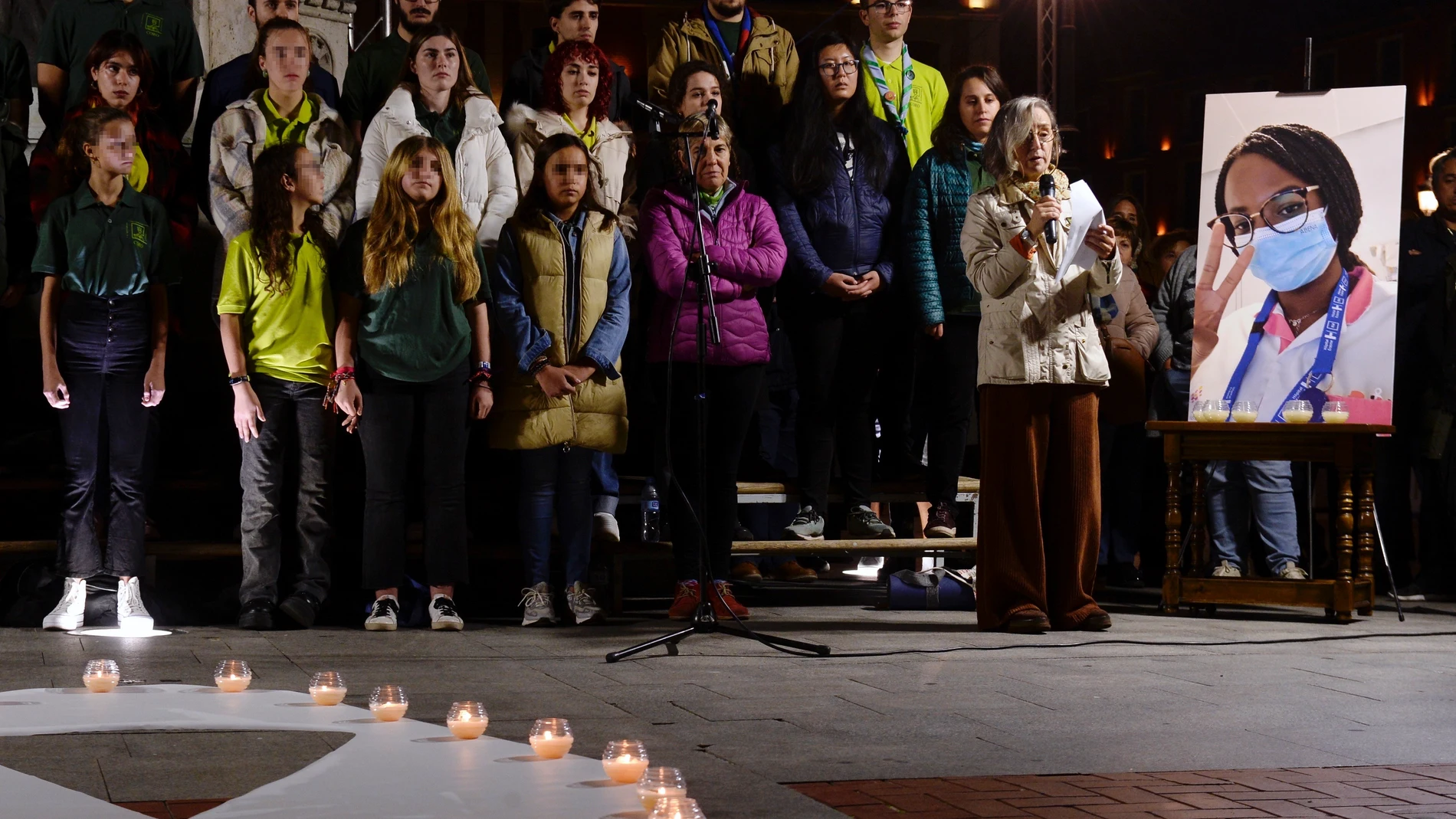 La madre (d) de la joven enfermera vallisoletana Teresa Rodríguez Llamazares pronuncia unas palabras durante en un acto de homenaje en la Plaza Mayor de Valladolid