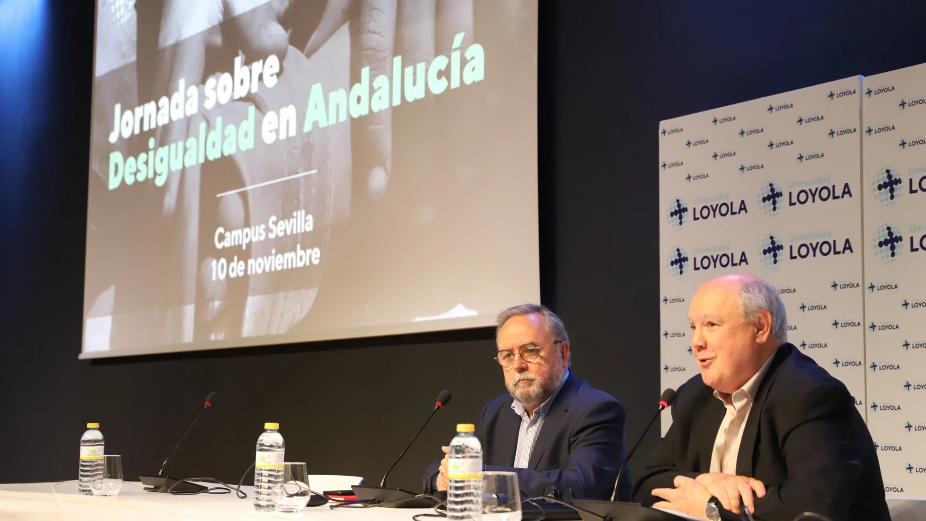 El presidente de la Fundación Universidad Loyola Andalucía y la Fundación ETEA - Instituto de Desarrollo, Jaime Oraá Oraá, y el presidente de Cáritas Andalucía, Mariano Pérez de Ayala