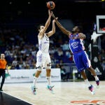 El triple de Llull desde el centro de la pista al final del segundo cuarto
