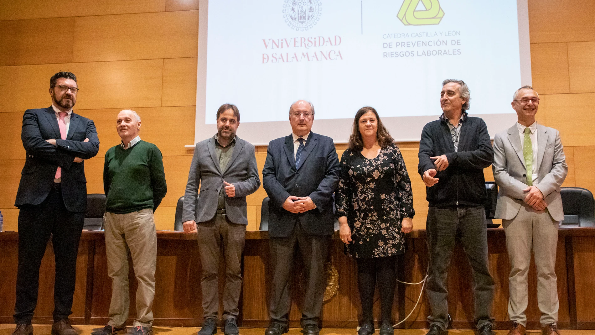 El rector, Ricardo Rivero, abre la jornada, acompañado por la decana de la Facultad de Ciencias Sociales, Purificación Morgado; el presidente del Consejo Económico y Social de Castilla y León, Enrique Cabero; el secretario General de CEOE CYL, David Esteban; el secretario general de UGT CYL, Faustino Temprano y el secretario de Políticas Públicas y Diálogo Social de CCOO de Castilla y León, Saturnino Fernández