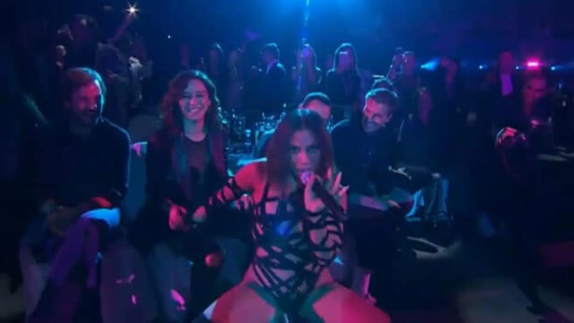 Anitta "perrea" a Isabel Díaz Ayuso durante la gala de Los 40