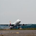 Un avión de Iberia en el momento de su despegue
