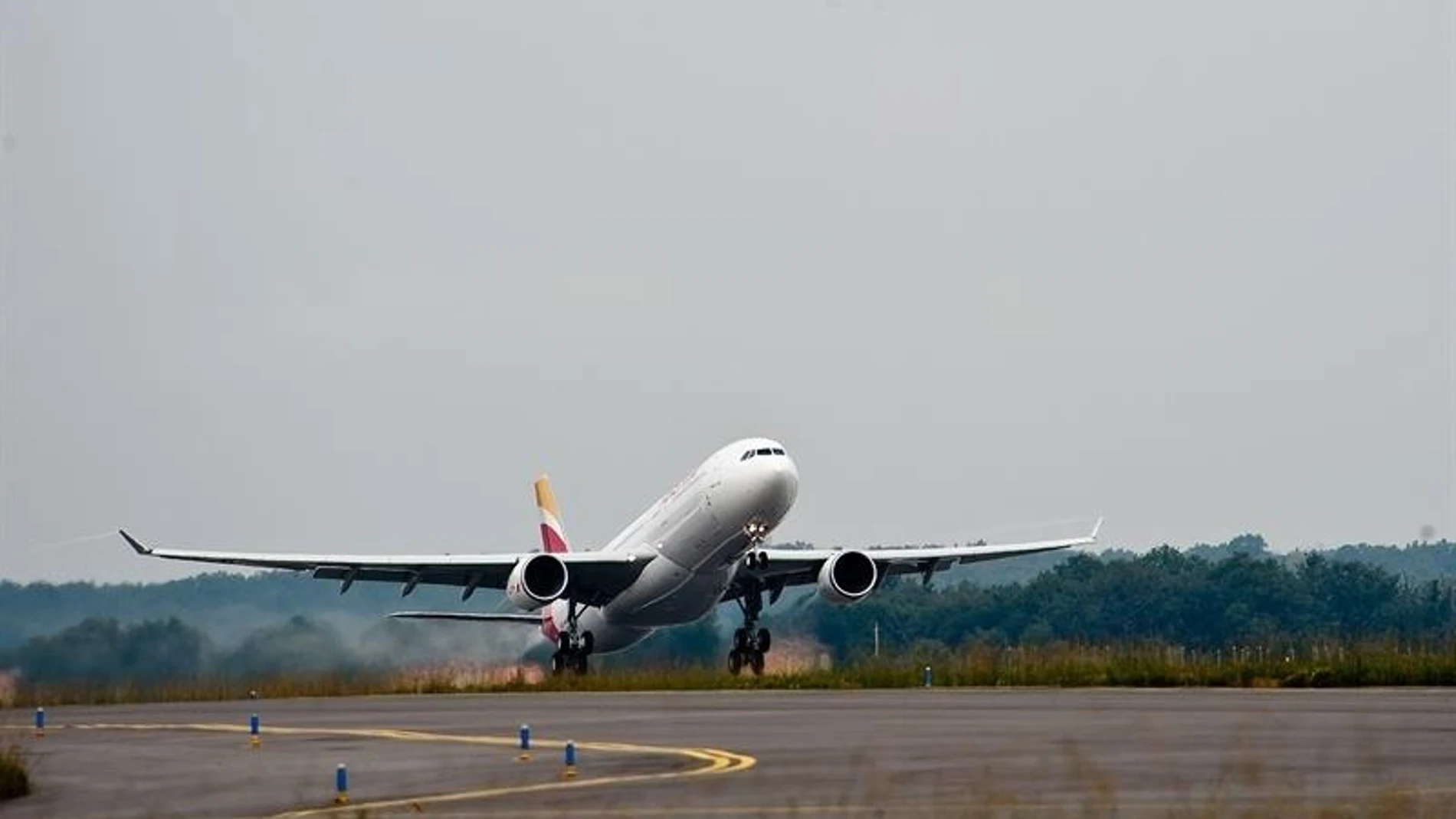 Un avión de Iberia en el momento de su despegue