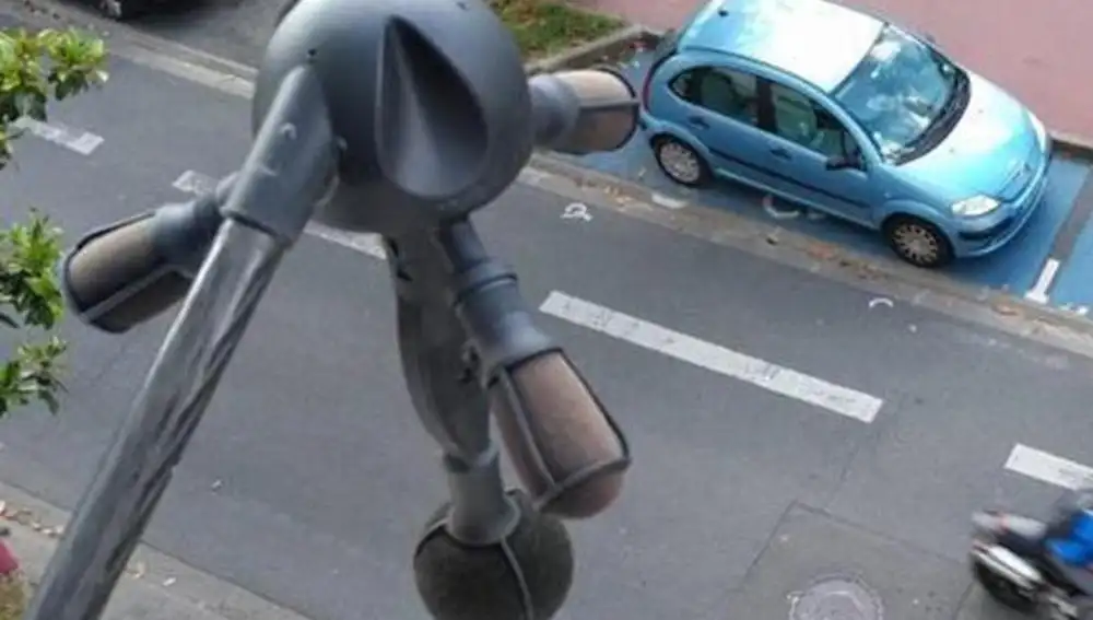 Además de detectar el sonido, estos aparatos también incorporan una cámara de vídeo