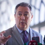 El secretario general del PSOE de Andalucía y Portavoz del Grupo Parlamentario Socialista, Juan Espadas, atiende a los medios de comunicación