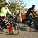 Los peregrinos franceses Nicolás David y Adeline Guichard, junto a su perra Praline, hacen el Camino de Santiago desde Nantes (Francia)