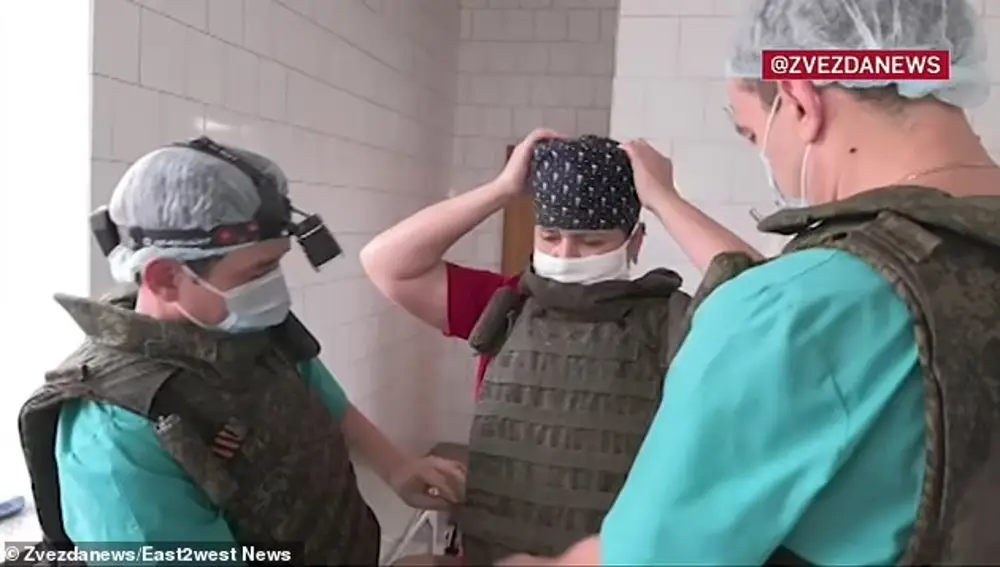 Imagen de los médicos con sus chalecos antibalas