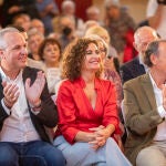 La ministra de Hacienda, María Jesús Montero, junto al alcalde de Chiclana de la Frontera, José María Román (d) y el presidente de la Diputación de Cádiz, Juan Carlos Ruiz Boix