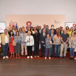 Foto de familia del consejero Jesús Julio Carnero con miembros de entidades que trabajan con la cooperación al desarrollo