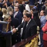 Pedro Sánchez y Oriol Junqueras se saludan en el Congreso de los Diputados