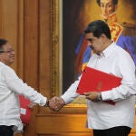 Fotografía de archivo fechada el 1 de noviembre de 2022 del presidente de Colombia, Gustavo Petro (i), mientra saluda al presidente de Venezuela, Nicolás Maduro, en el Palacio de Miraflores, en Caracas